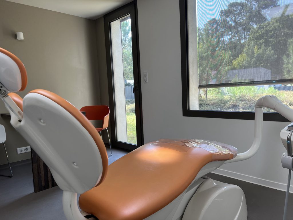 Fauteuil de soins du cabinet dentaire d'Hossegor avec vue sur la nature